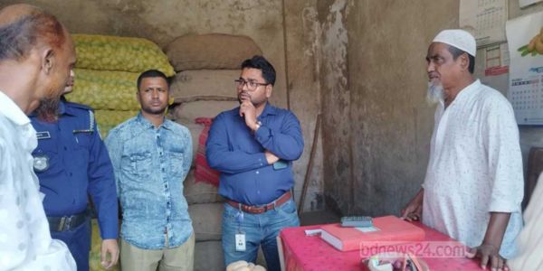 ফেনীতে অতিরিক্ত দামে আলু বিক্রির কারণে জরিমানা